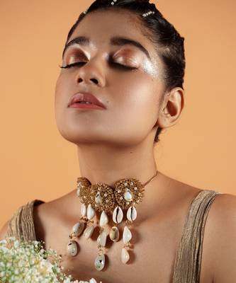 Pearl embellished necklace 2