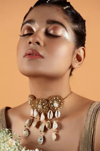 Pearl embellished necklace