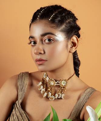 Pearl embellished necklace 1
