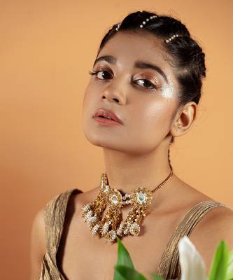 Pearl embellished necklace 2