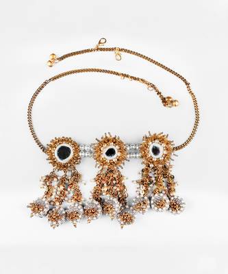 Pearl embellished necklace 3