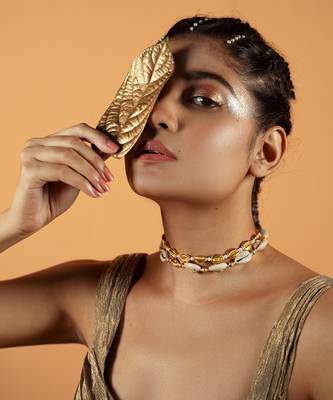 Shell embellished necklace 1