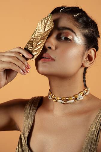Shell embellished necklace