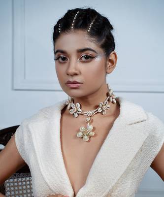 Shell embellished necklace 1