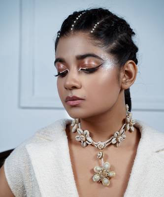 Shell embellished necklace 2