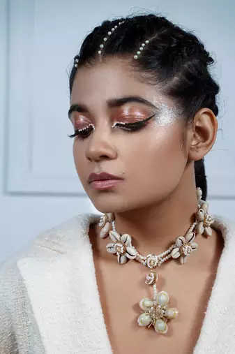 Shell embellished necklace