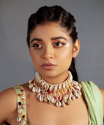 Shell embellished necklace 1