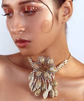 Shell embellished necklace 1