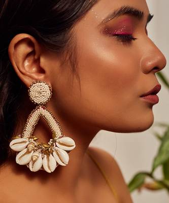 Shell embroidered earrings 1