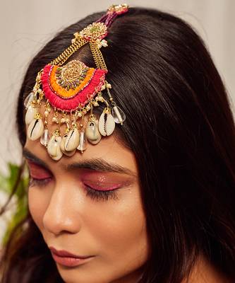 Hand embroidered maangtikka 1