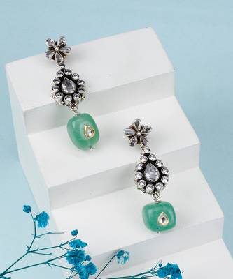 Green silver nazmil elegant earrings 1