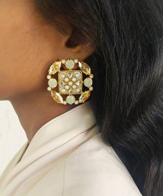 Gold suhaaya mini studs 1