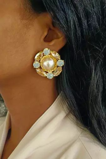 Gold sangria studs
