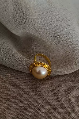 Gold sangria pearl luxe ring
