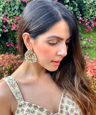 Gold nivi earrings 1