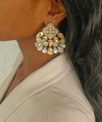 Gold nivi earrings 2