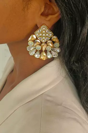 Gold nivi earrings