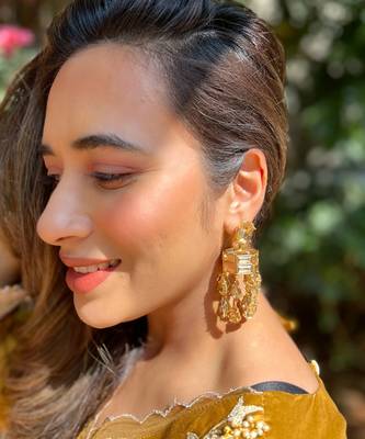 Gold chandelier drop earrings 4