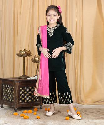 Black velvet embroidered kurta set 1