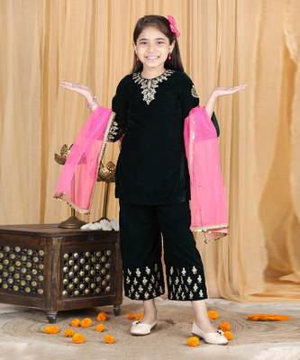 Black velvet embroidered kurta set 2