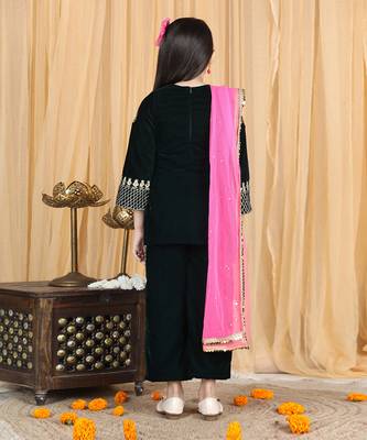 Black velvet embroidered kurta set 4