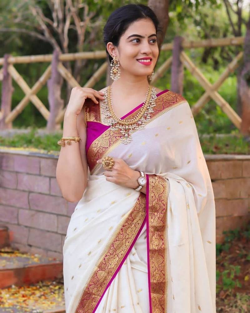 White Banarasi Silk Saree With Blouse Piece
