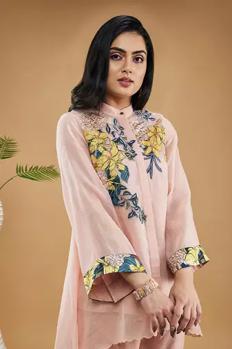 Peach zinnia applique high low shirt with pants
