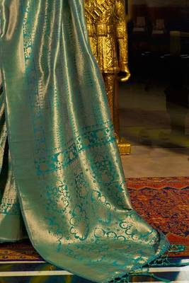 Green Kandini Golden Zari Woven Kanjivaram Saree With Blouse 4