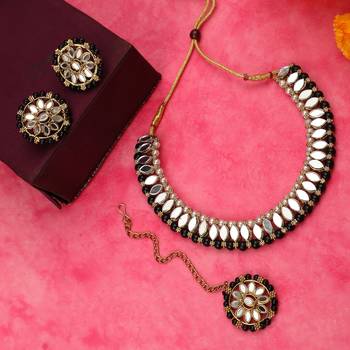 Zaffrecollections stylish mirror and black pearl choker set with maang tikka for women and girls 1
