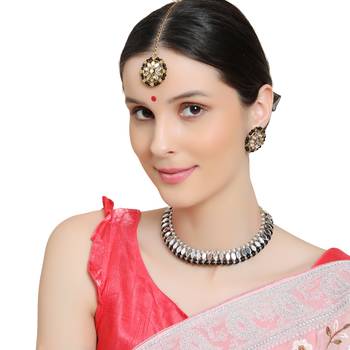 Zaffrecollections stylish mirror and black pearl choker set with maang tikka for women and girls 2