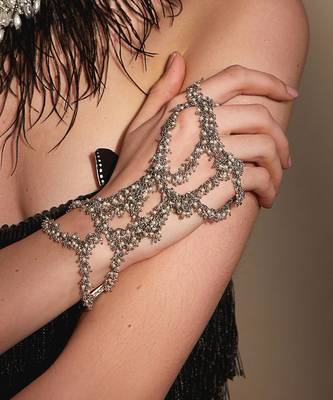 Evania silver hand harness 1