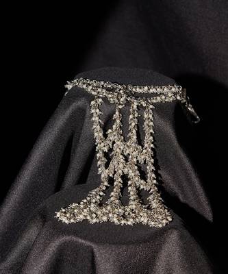 Evania silver hand harness 2