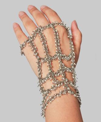Evania silver hand harness 3