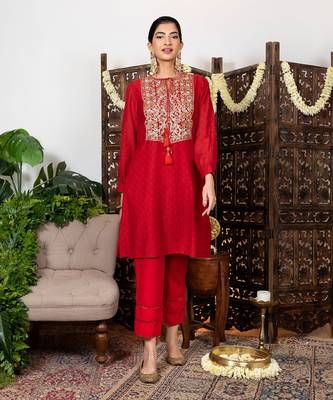 Red embroidered short kurta set 1