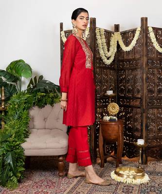 Red embroidered short kurta set 2