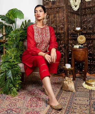 Red embroidered short kurta set 5