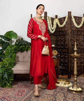 Red embroidered kurta set 1