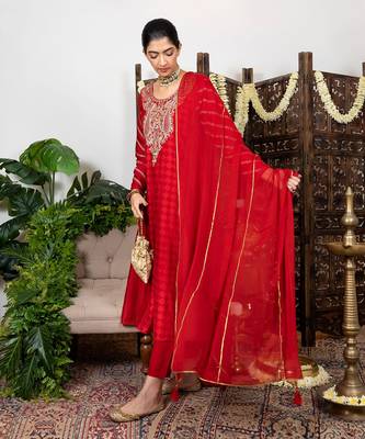 Red embroidered kurta set 3