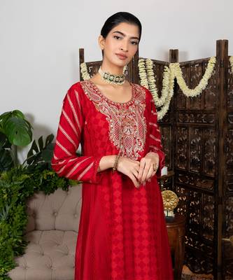 Red embroidered kurta set 4