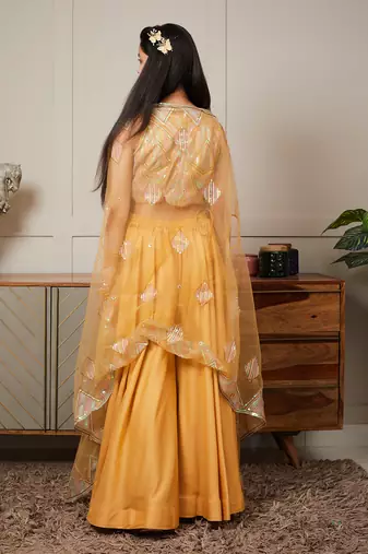 Musterd yellow cape set