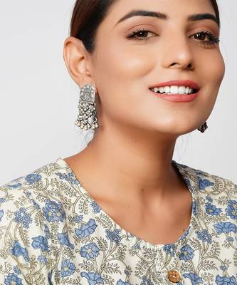 Silver oxidized floral stud earrings 1