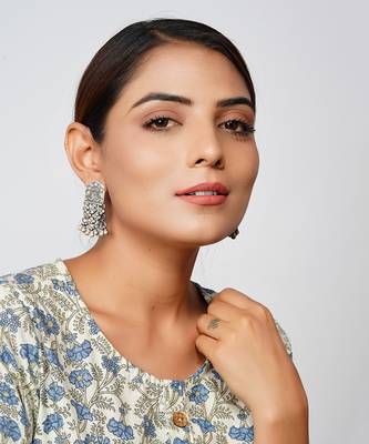Silver oxidized floral stud earrings 2