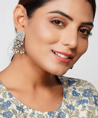 Silver oxidized floral stud earrings 3