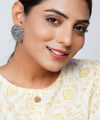 Silver oxidized floral stud earrings 1
