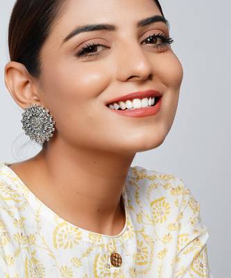 Silver oxidized floral stud earrings 2