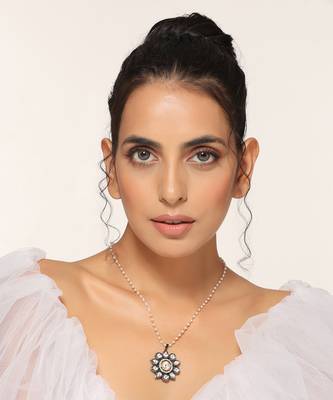 White rhodium finish kundan pendant with chain 1