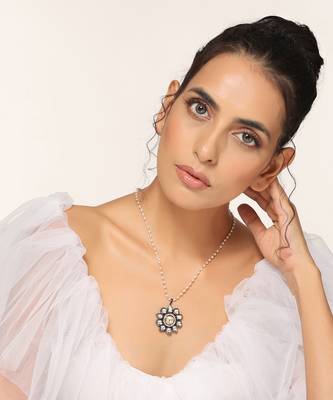 White rhodium finish kundan pendant with chain 3