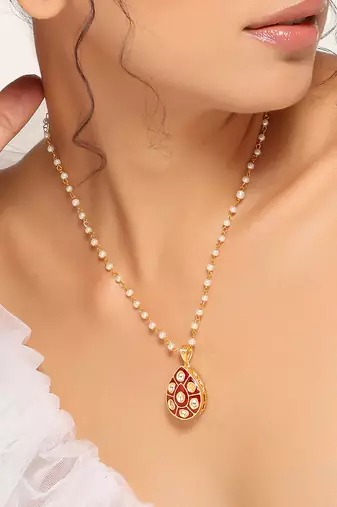 Red gold tone kundan pendant with chain