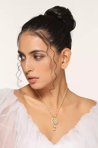 White gold kundan and pearl pendant with chain