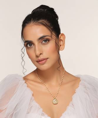 Gold tone pendant with chain 1